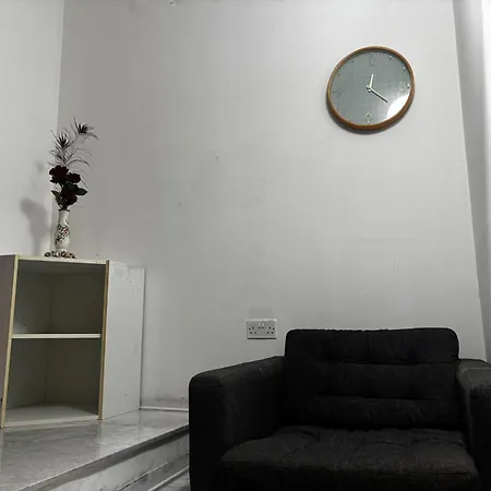 Spacious Private - Shared Bathroom 홈스테이